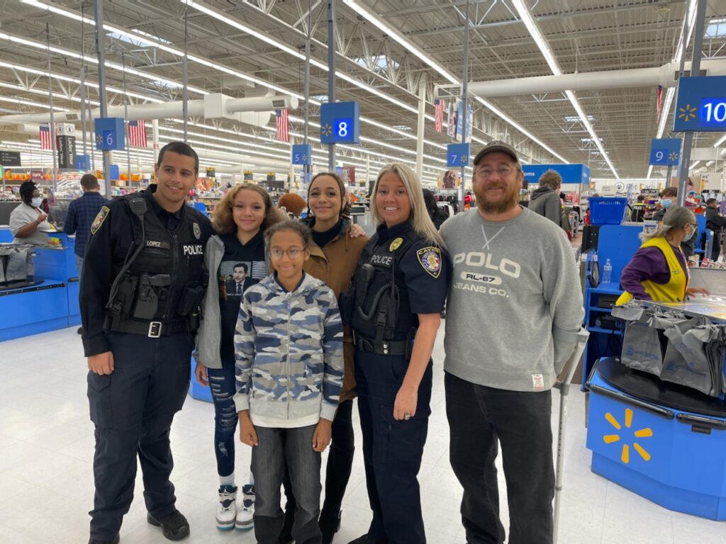 School Resource Officers Lopez and McCord with Family participating in shop with a cop 2021